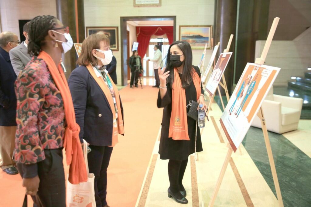 Visite d'une exposition de photos et de documents préparée par l'Union interparlementaire sur «la violence à l'égard des femmes »