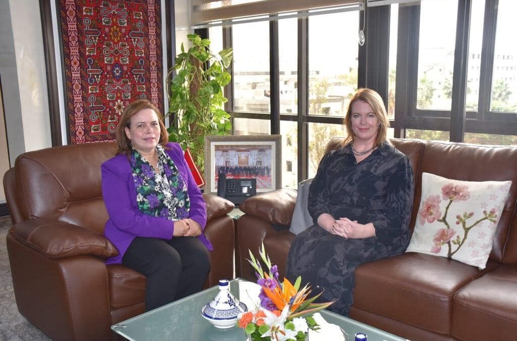 السيدة الوزيرة عواطف حيار تستقبل السيدة نيل ستيوارت سفيرة كندا لدى المغرب.